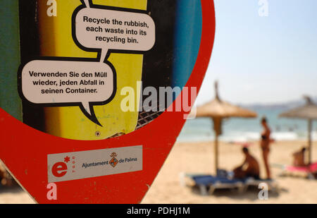 Palma de Mallorca, Spanien. 09 Aug, 2018. Ein Schild am Strand beauftragt die Badegäste zu trennen Müll auf Katalanisch, Spanisch, Englisch und Deutsch. Credit: Clara Margais/dpa/Alamy leben Nachrichten Stockfoto