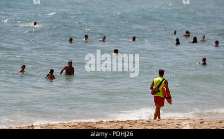 Palma de Mallorca, Spanien. 09 Aug, 2018. Ein Rettungsschwimmer beobachtet Badegäste am Strand an einem Sommertag. Credit: Clara Margais/dpa/Alamy leben Nachrichten Stockfoto