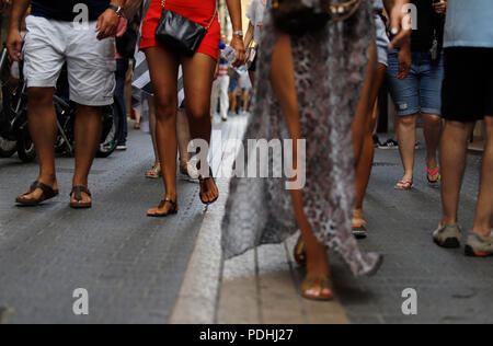 Palma de Mallorca, Spanien. 09 Aug, 2018. Touristen zu Fuß durch die Innenstadt. Credit: Clara Margais/dpa/Alamy leben Nachrichten Stockfoto