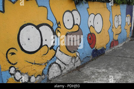 Mexiko City, Mexiko. 08 Aug, 2018. Graffiti mit der Simpson Familie schmückt die Wand in der Infonavit Iztacalco Bezirk. Im Westen der Metropole Millionen gibt es mehr als 20 Graffiti arbeitet mit Homer, Marge, Bart, Lisa, Maggie und anderen berühmten Comic Figuren der Serie. Das künstlerkollektiv Nacht Herren möchte das Quartal ein freundlicher Note zu geben. (Dpa gelb statt Grau: Graffiti Künstler Erstellen von prayfield" in Mexiko vom 10.08.2018) Credit: Amelie Richter/dpa/Alamy leben Nachrichten Stockfoto