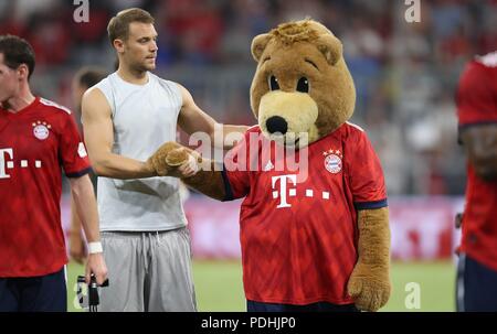 Firo Fußball, 05.08.2018 Testspiel der Saison 2018/2019 FC Bayern München - Manchester United jubel Manuel Neuer mit Maskottchen Bernie | Verwendung weltweit Stockfoto