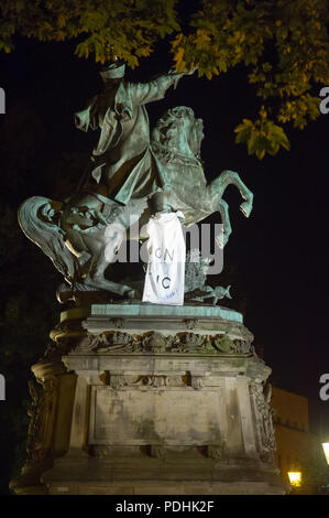 Danzig, Polen. 10. August 2018. Verfassung T-Shirt auf dem polnischen König Jan III Sobieski Monument aus Protest gegen die neue justizielle Reformen in Polen. Danzig, Polen. 10. August 2018 © wojciech Strozyk/Alamy leben Nachrichten Stockfoto