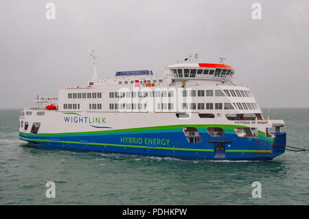 Portsmouth, Großbritannien. 10 August, 2018. Die neue Wightlink Isle of Wight (IOW) Auto/Fahrzeug Fähre MV Victoria von Wight, von Hybrid Energie versorgt, hat in Großbritannien kamen durch starke Winde und sintflutartigen Regen begrüßt zu werden. Credit: Neil Watkin/Alamy leben Nachrichten Stockfoto