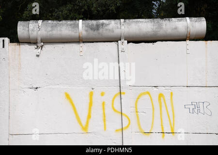 10. August 2018, Deutschland, Gross Glienicke: Überreste der ehemaligen Berliner Mauer. Der Bau der Mauer, die Berlin für mehr als 28 Jahre lang geteilt, begann am 13. August 1961, Foto: Ralf Hirschberger/dpa-Zentralbild/ZB Stockfoto