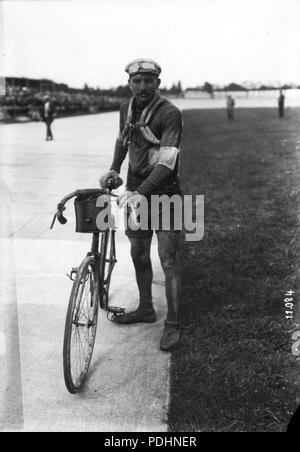 253 Parc des Princes 31-7-1910 arrivée du Tour de France Ernest Paul Stockfoto