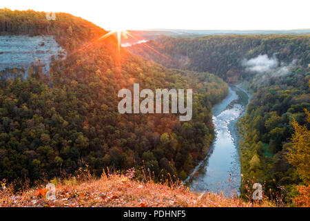 Majestätischen Wasserfällen entlang der Genesee River im Herbst in Letchworth State Park, NY, bei Sonnenaufgang Stockfoto