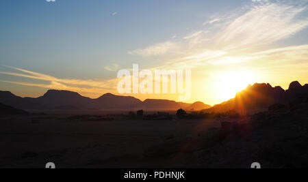 Sonnenaufgang in der Wüste Wadi Rum, Jordanien Stockfoto