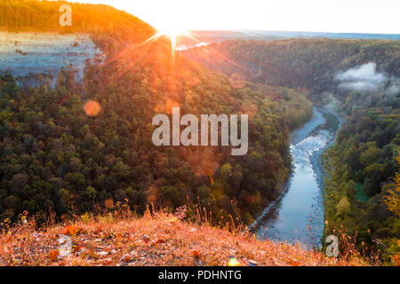 Majestätischen Wasserfällen entlang der Genesee River im Herbst in Letchworth State Park, NY, bei Sonnenaufgang Stockfoto