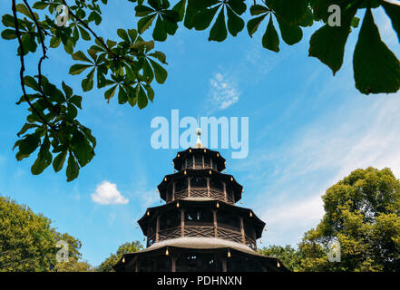 München, Deutschland - Juli 29, 2018: Rahmen der Chinesischen Turm im Englischen Garten in München in Bayern in Deutschland mit blauem Himmel Stockfoto