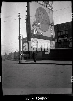 130 Signwriters aus Rousel Studios Malerei ein werbeschild an einer Wand für Tooths K B Lagerbier, 1920 - 1929 Stockfoto