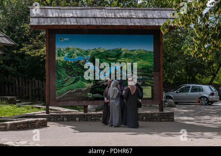 Kroatien: muslimische Frauen am Eingang des Nationalparks Plitvicer Seen, einer der ältesten Parks in dem Staat an der Grenze zu Bosnien und Herzegowina Stockfoto