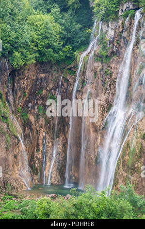 Kroatien, Europa: Wasserfälle im Nationalpark Plitvicer Seen, eine der ältesten und bekanntesten Parks in dem Staat an der Grenze zu Bosnien und Herzegowina Stockfoto