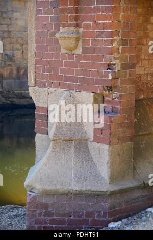 Brick Unterstützung für Alma Brücke an der Mündung des Flusses Sid. East Devon, Großbritannien. August, 2018. Stockfoto
