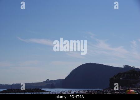 Blick Richtung High Peak und Ladram Bay von Sidmouth. Jurassic Coast, an einem trüben Sommertag. East Devon, Großbritannien. Stockfoto