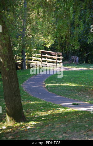 Hölzernen Brücke über den Fluss Sid. Die Byes Riverside Park, Plymouth, Devon, Großbritannien. Sommer, 2018. Stockfoto