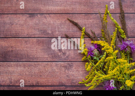Gemütliche herbst Zusammensetzung, Blumen auf einem dunklen Hintergrund. Flache Layout, Ansicht von oben. Stockfoto