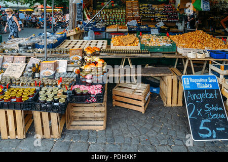 München, Deutschland - 29. Juli 2018: Waren zum Verkauf wie Pilze und Honig am Münchner berühmten Viktualienmarkt in der Altstadt Stockfoto