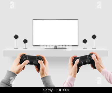 Mann Gamepad in der Hand vor der leere Bildschirm mock up Spiel. Klar monitor Mockup mit Gamer der ersten Person. Stockfoto