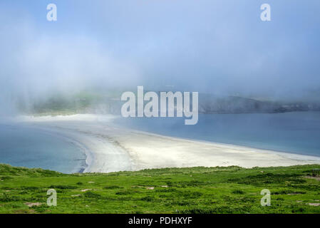 Blick über die Sandbank im Nebel von St Ninian's Isle, größte Tombolo in Großbritannien, Dunrossness, Festland, Shetlandinseln, Schottland, Großbritannien Stockfoto