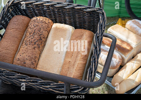 Brot in einen Bäcker bike Weidenkorb in einem vintage Steam Fair. Großbritannien Stockfoto