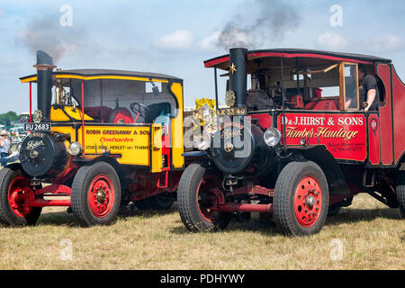 Zwei Foden Steam Traktoren an einem Steam Fair in England Stockfoto