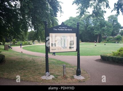 Ein Hinweis am Eingang Pavilion Gardens, Buxton, Derbyshire Stockfoto