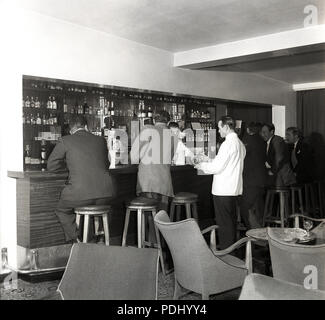 1950, historische, Fluggäste an der Bar in einen Kellner gewartet Abflughalle am Flughafen von Dublin, Dublin, Irland sitzen. Stockfoto