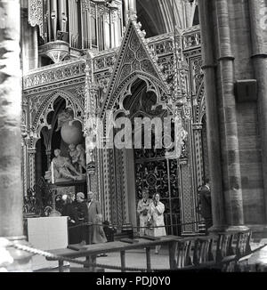 1960, Besucher in Westminster Abbey, eine alte königliche Kirche in Central London, England, UK. Stockfoto