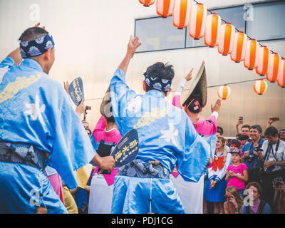 Moskau, Russland - August 09, 2018: Traditionelle japanische Awa Tanz. Tänzer des Bon Odori Tanz im Sommer japanischen Festival feiern Stockfoto