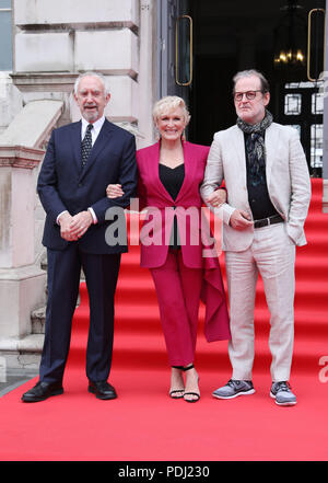 (Von links nach rechts) Jonathan Pryce, Glenn Close und Björn Runge an der BRITISCHEN Premiere der Frau im Somerset House in London anreisen. Stockfoto