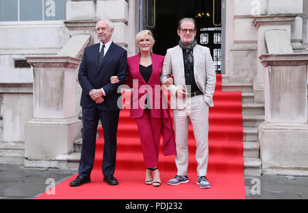 (Von links nach rechts) Jonathan Pryce, Glenn Close und Björn Runge an der BRITISCHEN Premiere der Frau im Somerset House in London anreisen. Stockfoto