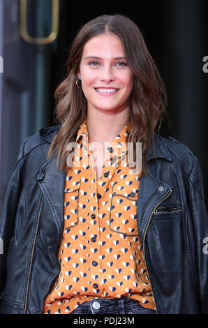 Charlotte Wiggins an der BRITISCHEN Premiere der Frau im Somerset House in London anreisen. Stockfoto