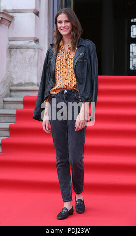 Charlotte Wiggins an der BRITISCHEN Premiere der Frau im Somerset House in London anreisen. Stockfoto