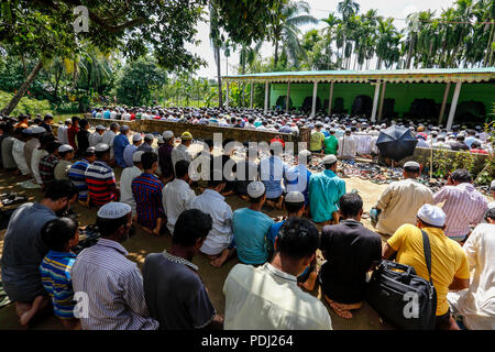 Rohingya-flüchtlinge bieten Jumma Gebete in einer Moschee an Ukhia, Cox's Bazar, Bangladesch. Stockfoto