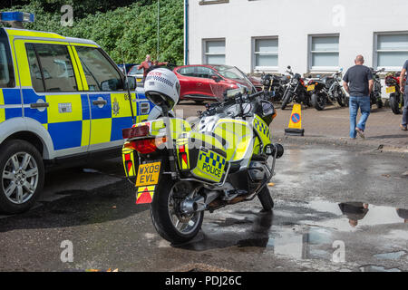 Polizei BMW Motorrad mit einer Polizei Helm auf der Rückseite blau Lampe neben der Polizei 4 auf die Anzeige von x4 an die 2018 Calne Bike treffen Stockfoto