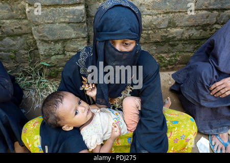 Ein Rohingya Flüchtlinge Mutter und Kind im Flüchtlingslager in Balukhali Ukhia upazila von Cox's Bazar, Bangladesch. Stockfoto