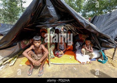 Rohingya Flüchtlingsfamilie in einem Behelfsmäßigen an Balikhali Flüchtlingslager bei Ukhia. Cox's Bazar, Bangladesch Stockfoto