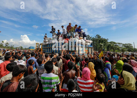 Rohingya-flüchtlinge Jagt für Hilfsgüter an Balukhali in Ukhia, Cox's Bazar, Bangladesch Stockfoto