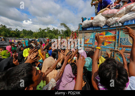 Rohingya-flüchtlinge Jagt für Hilfsgüter an Balukhali in Ukhia, Cox's Bazar, Bangladesch Stockfoto