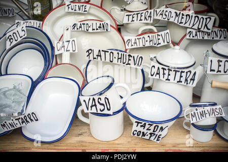 Badajoz, Spanien - September 6th, 2017: Alte spanische Shop bietet Emaille ware. Vintage White Ware aus Zinn Material Stockfoto