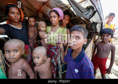 Rohingya Flüchtlingsfamilie in einem Behelfsmäßigen an Balikhali Flüchtlingslager bei Ukhia. Cox's Bazar, Bangladesch Stockfoto