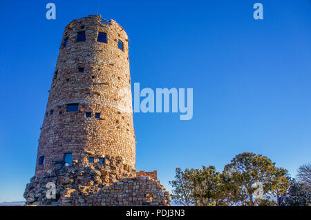 Morgen das Licht der Sonne Hits der östlichen Seite von einer roten Rock Wüste Wachturm im amerikanischen Südwesten. Stockfoto