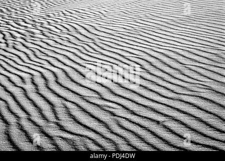 Wind drucke, Muster in den Sand am Strand Stockfoto