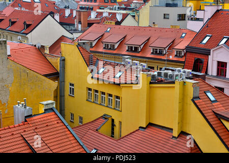 Traditionelles rotes Ziegeldach Tops mit Dachfenster, Gauben und die Reihen der Klimaanlage Wärmetauscher im Zentrum von Prag, Tschechische Republik Stockfoto