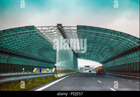 Gläserne Tunnel auf der Deutschen Autobahn auf dem Weg nach Berlin in Deutschland Stockfoto