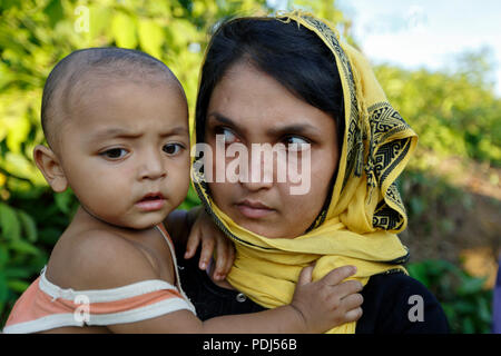 Ein Rohingya Flüchtlinge Mutter und Kind im Flüchtlingslager in Balukhali Ukhia upazila von Cox's Bazar, Bangladesch. Stockfoto