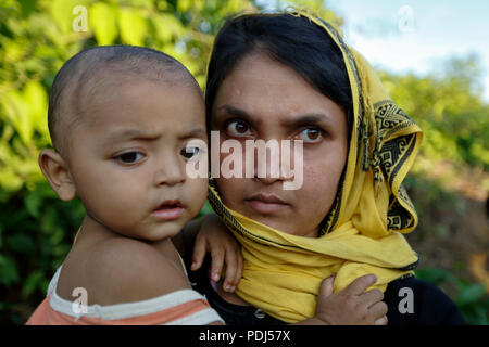 Ein Rohingya Flüchtlinge Mutter und Kind im Flüchtlingslager in Balukhali Ukhia upazila von Cox's Bazar, Bangladesch. Stockfoto