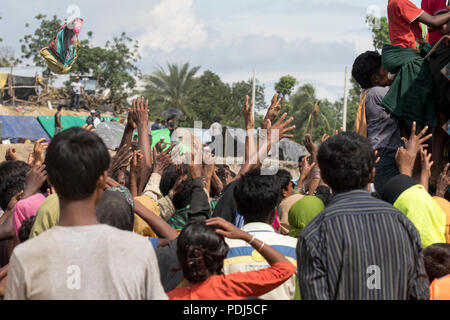 Rohingya-flüchtlinge Jagt für Hilfsgüter an Balukhali in Ukhia, Cox's Bazar, Bangladesch Stockfoto