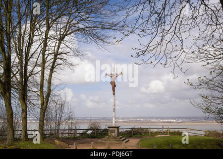 Der kalvarienberg oder Kruzifix mit Blick auf das Mündungsgebiet der Seine durch die Kapelle Notre Dame de Grace, Cote de Grace, Honfleur, Normandie, Frankreich Stockfoto