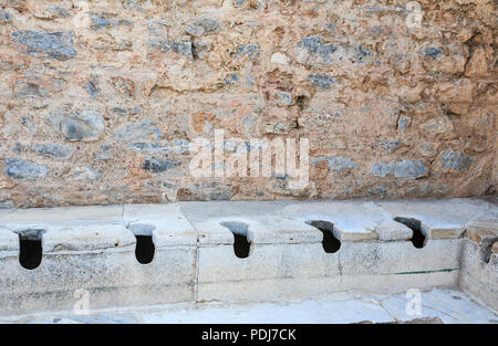 Stein Gemeinschaftstoiletten in Ephesus, eine antike griechische Stadt Siedlung archäologische Stätte an der Ionischen Küste in der Nähe von Selçuk, Provinz Izmir, Türkei Stockfoto